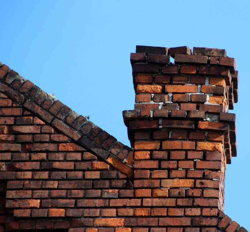 Damaged chimney on an Wellesley home showing cracks and missing mortar
